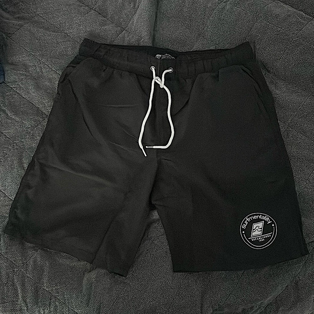 Men’s black board shorts L